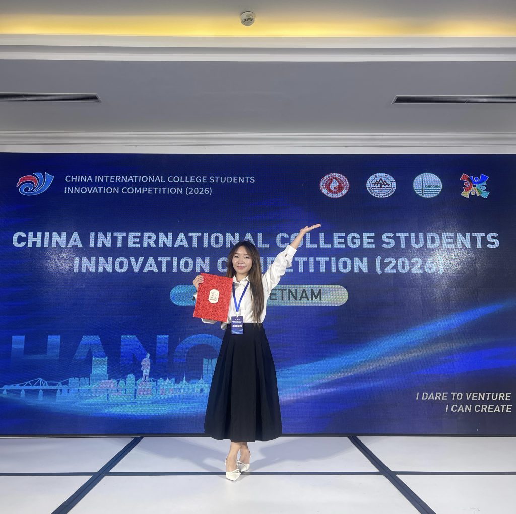 Nguyễn Thị Hải Yến, trưởng nhóm MycoBags, tại cuộc thi Sáng tạo và Khởi nghiệp sinh viên quốc tế năm 2026. Ảnh: Trường Quốc tế, ĐHQG Hà Nội.