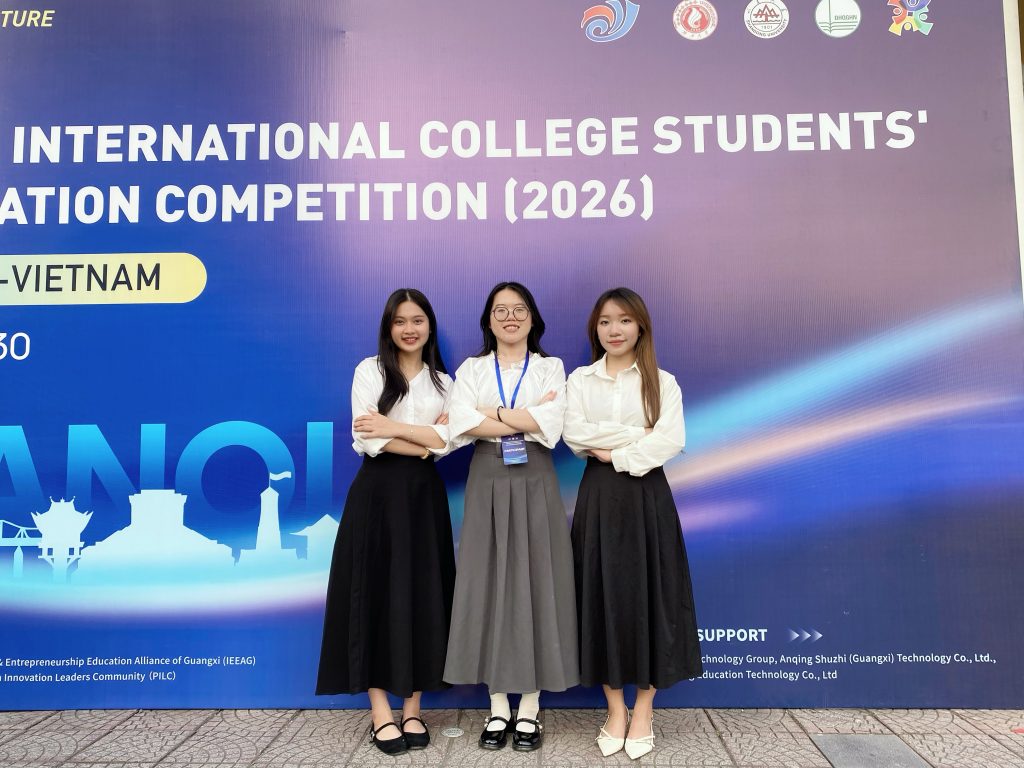 Nguyễn Thị Hải Yến cùng Quách Phan Quỳnh Anh và Đỗ Thị Như Quỳnh, ba thành viên phát triển dự án MycoBags. Ảnh: Trường Quốc tế, ĐHQG Hà Nội.