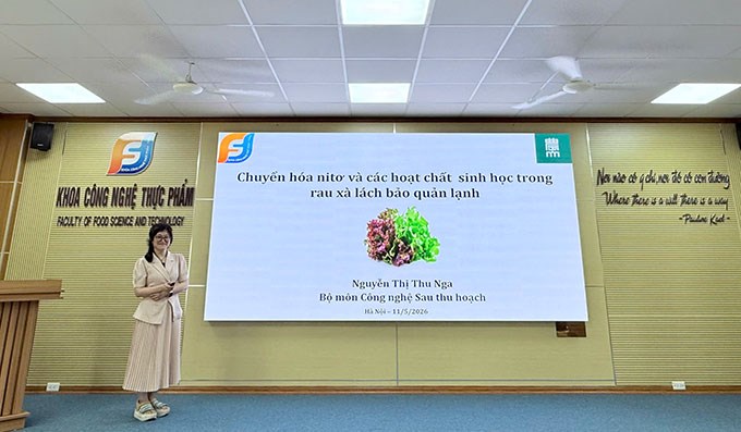 TS. Nguyễn Thị Thu Nga trình bày nghiên cứu về chuyển hóa nitơ và các hoạt chất sinh học trong rau xà lách sau thu hoạch tại Khoa Công nghệ thực phẩm, Học viện Nông nghiệp Việt Nam, tháng 5/2026. Ảnh: Học viện Nông nghiệp Việt Nam.