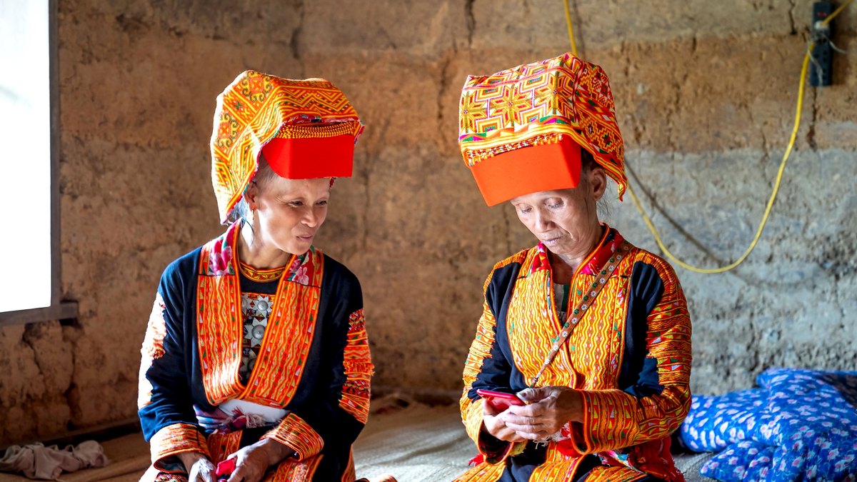 Hai phụ nữ tại Việt Nam cùng sử dụng điện thoại thông minh. Ảnh minh họa. Ảnh: Quang Nguyen Vinh/Pexels.