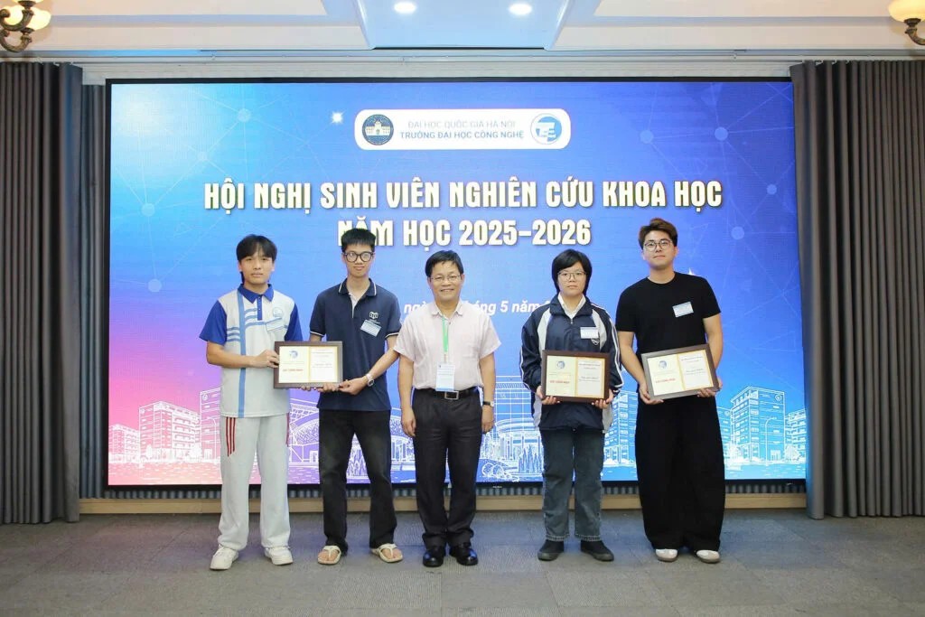 Sinh viên Nguyễn Thị Ngọc Lan (thứ 2 từ bên phải sang) nhận giải Nhất tại Hội nghị Sinh viên nghiên cứu khoa học Trường Đại học Công nghệ năm 2026. Ảnh: AVITECH Research Group.