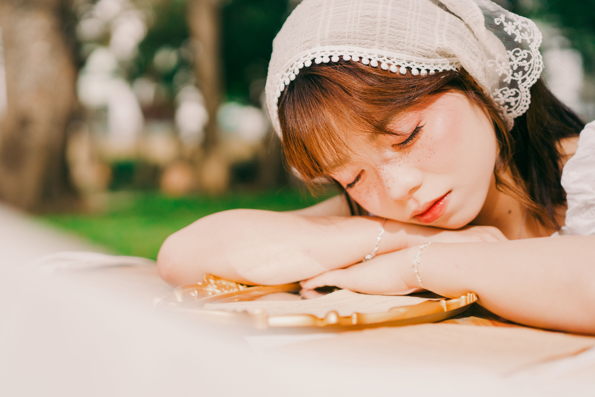 Một phụ nữ nghỉ ngơi trong công viên tại Hà Nội. Thời gian dành cho bản thân cũng là một nguồn lực phía sau các hoạt động nghỉ ngơi và giải trí. Ảnh minh họa. Ảnh: M1nh Art/Pexels.