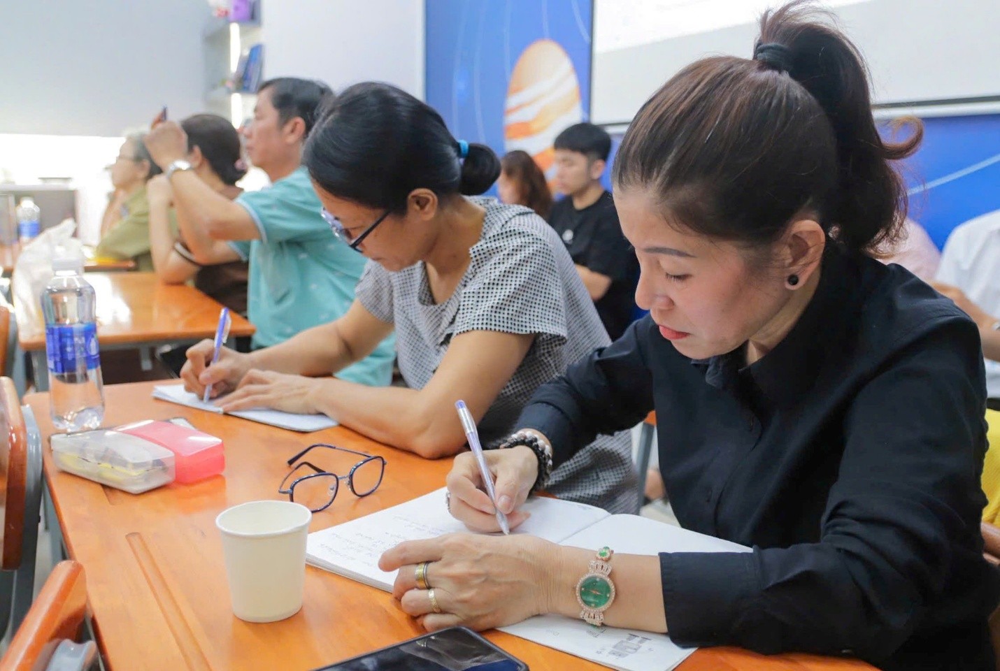 Các học viên lớn tuổi tham gia lớp “Bình dân học vụ số” tại TP.HCM. Những lớp học trực tiếp là một cách hỗ trợ người dân làm quen với VNeID và các dịch vụ số. Ảnh: Cổng Thông tin điện tử Bộ Khoa học và Công nghệ.