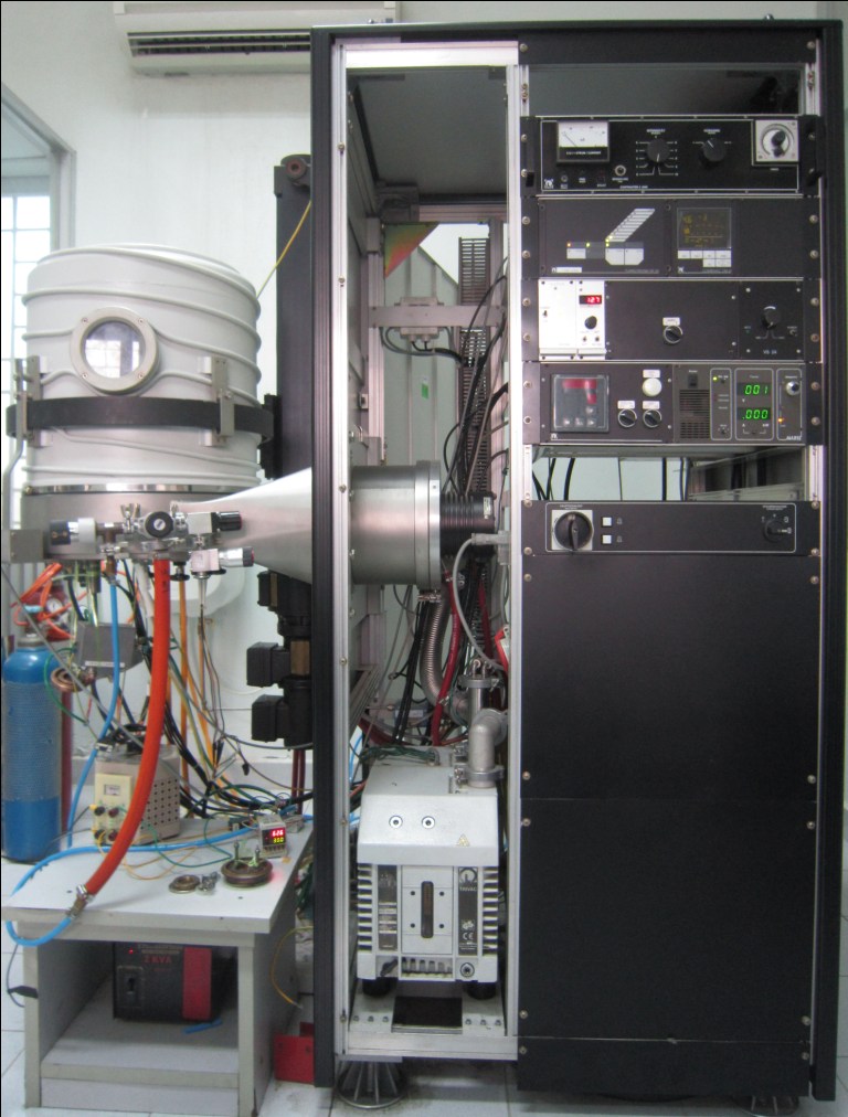 Hệ thống phún xạ magnetron tại Phòng thí nghiệm Vật liệu Kỹ thuật cao, Trường Đại học Khoa học Tự nhiên, ĐHQG-HCM. Thiết bị được sử dụng để chế tạo các vật liệu màng mỏng, trong đó có CuCrO₂ pha tạp Mg phục vụ nghiên cứu nhiệt điện. Ảnh: AM-Lab/HCMUS.