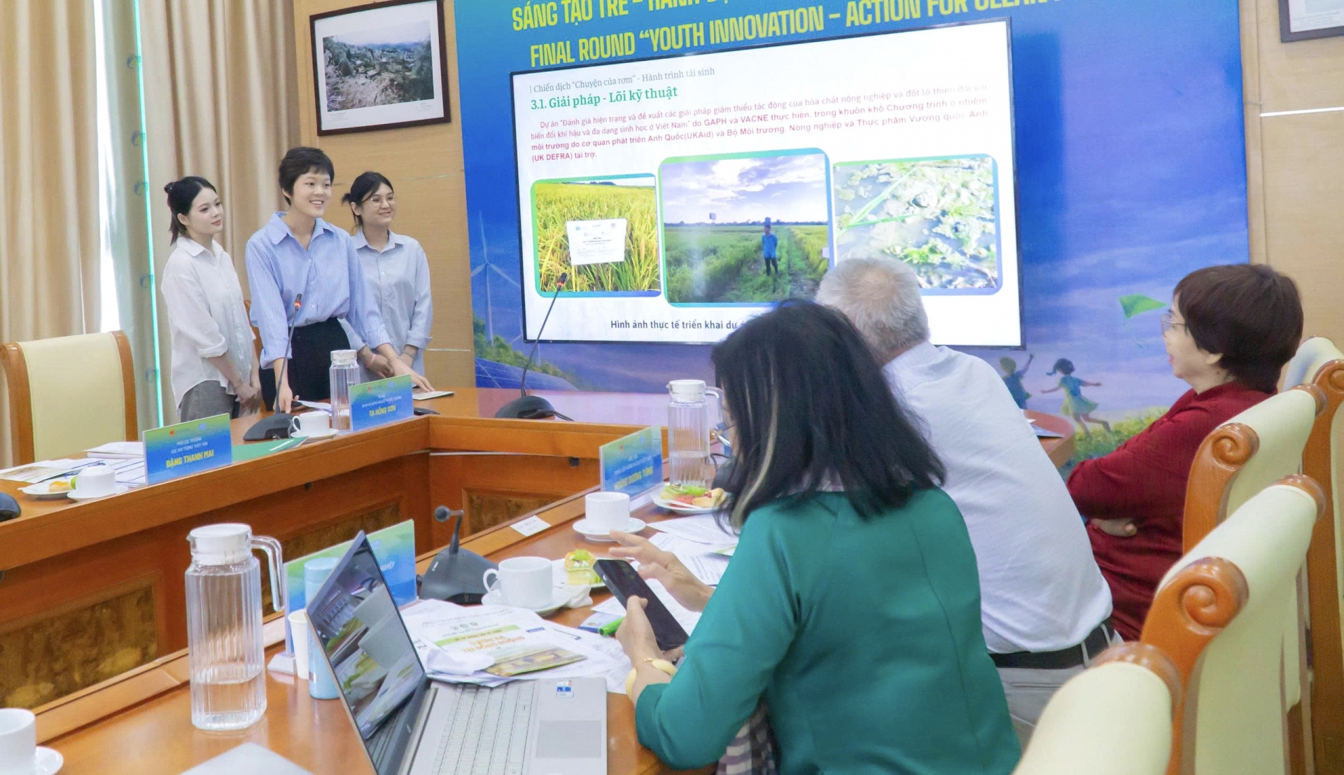 Ba thành viên Green Tab trình bày dự án “Chuyện của rơm: Hành trình tái sinh” tại vòng chung kết Cuộc thi “Sáng tạo trẻ – Hành động vì bầu không khí trong lành” tháng 9/2026. Ảnh: Trường Đại học Tài nguyên và Môi trường Hà Nội.