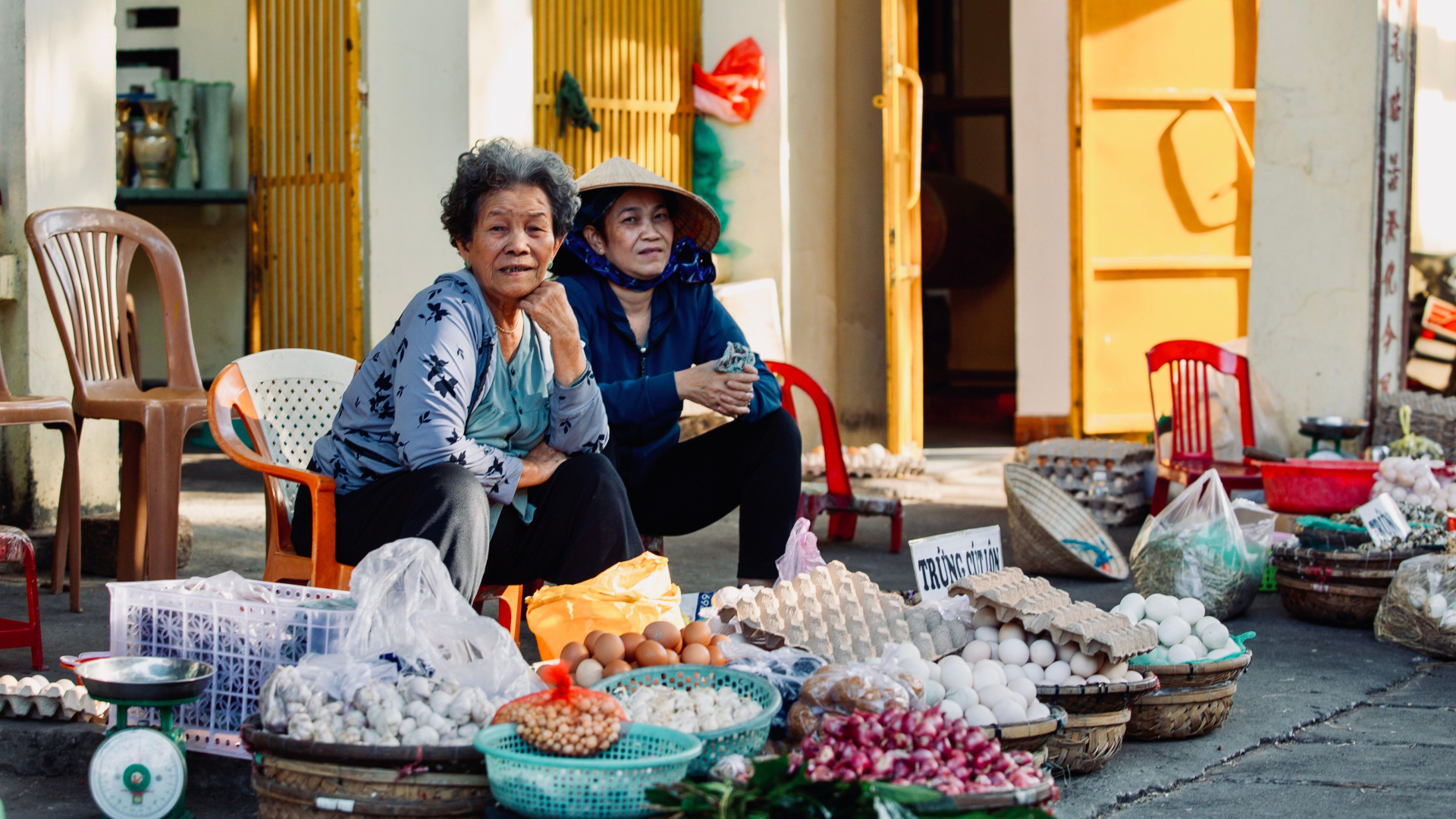 Ảnh minh họa. Hai phụ nữ bán thực phẩm tại một khu chợ ở Việt Nam. Những cơ sở kinh doanh nhỏ là nhóm chịu tác động trực tiếp khi cách quản lý thuế và hóa đơn ngày càng gắn với dữ liệu điện tử. Ảnh: Duy Nguyen/Pexels.