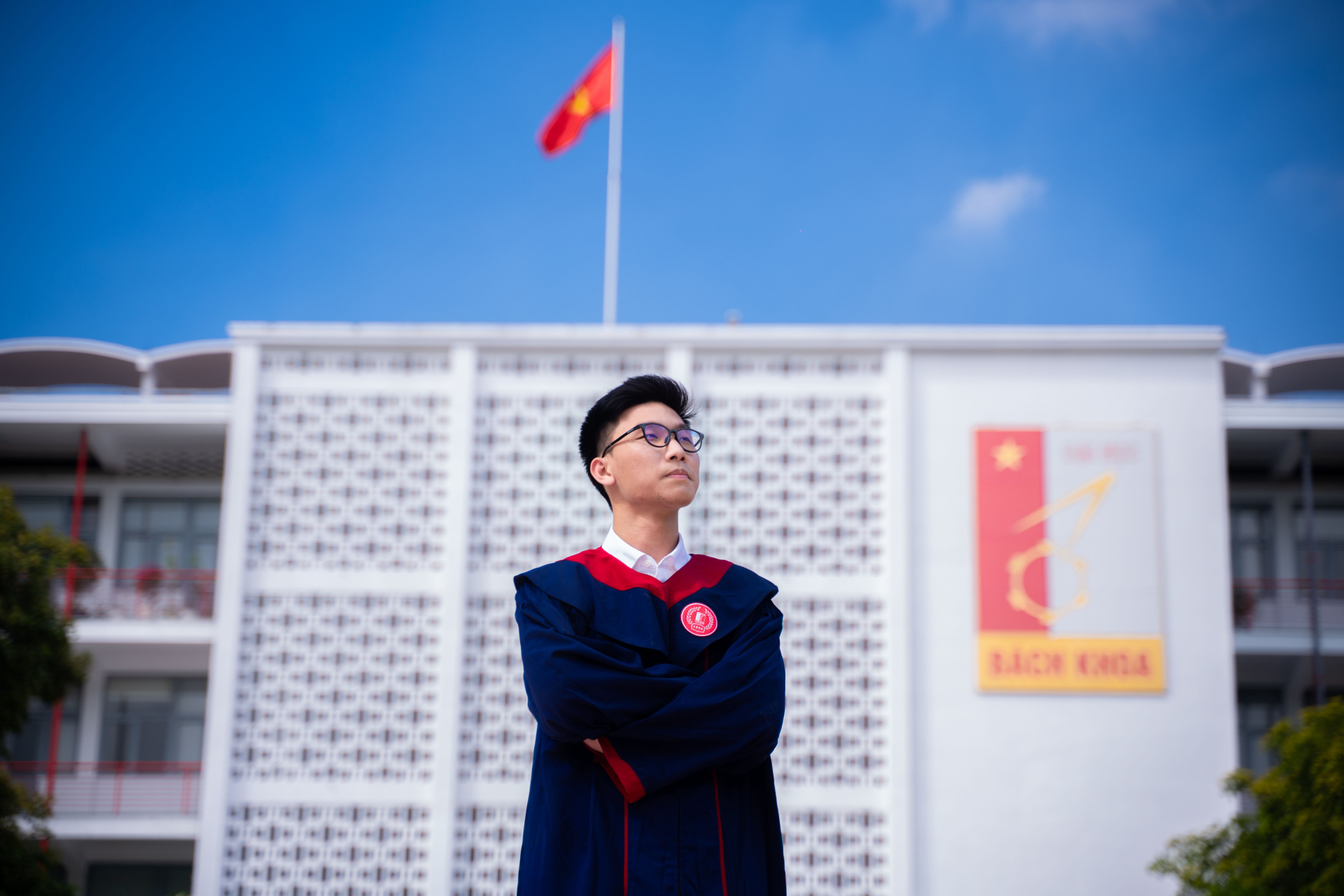 Một người trẻ trong lễ phục tốt nghiệp đại học tại Việt Nam. Việc có bằng đại học chưa cho biết công việc sau đó sẽ khớp với trình độ và lĩnh vực đào tạo đến đâu. Ảnh: Hoàng Tiến Anh/Pexels.