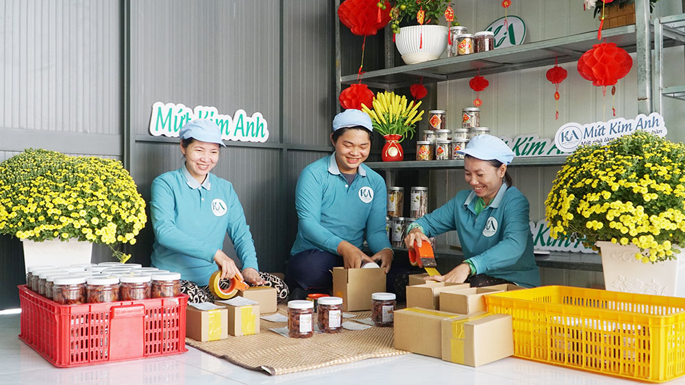 Người lao động đóng gói sản phẩm tại Cơ sở mứt Kim Anh ở Vĩnh Long. Hoạt động đóng gói và bán hàng trực tuyến đang trở thành một phần trong cách cơ sở mở rộng đầu ra. Ảnh: Báo và Phát thanh, Truyền hình Vĩnh Long.