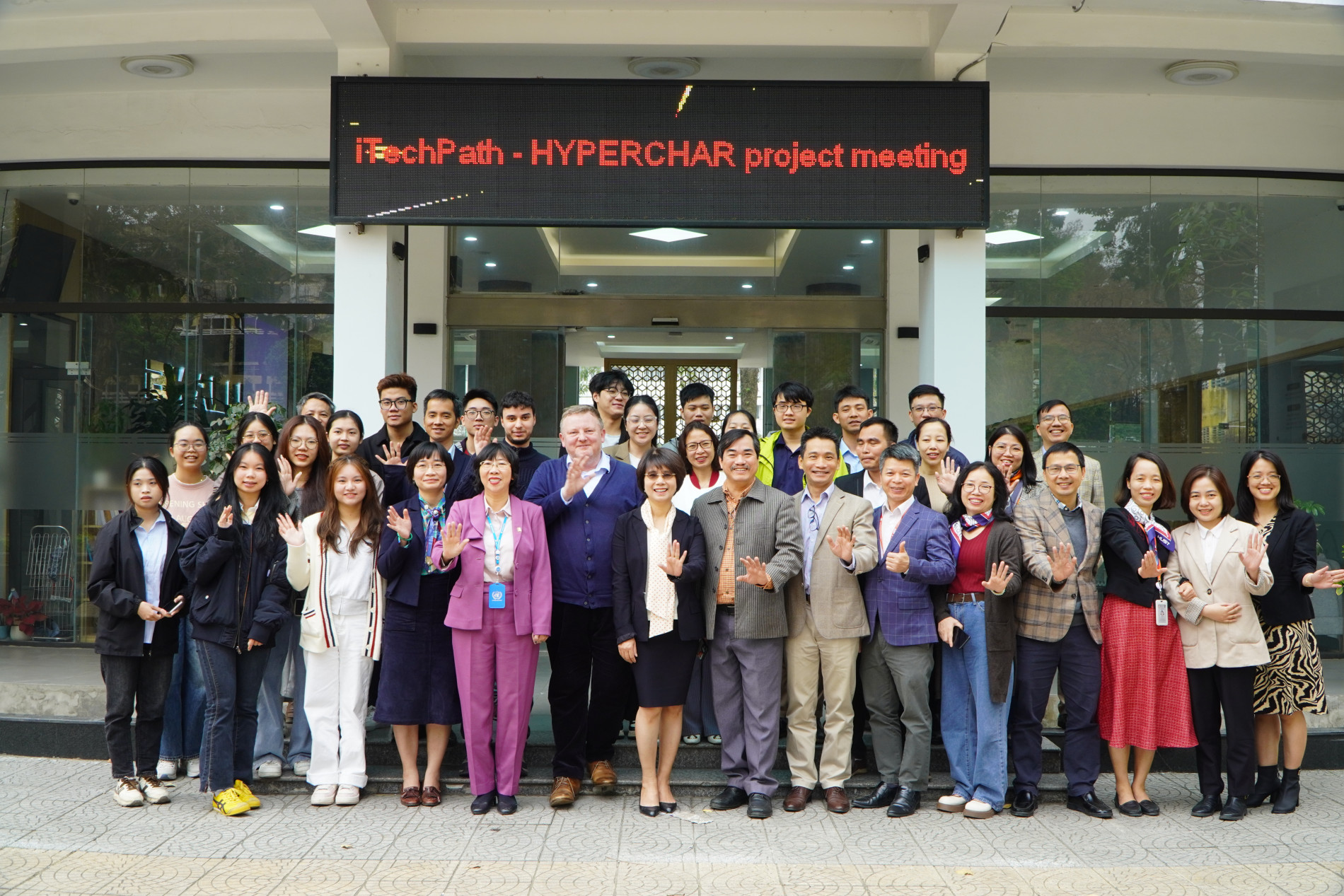 PGS.TS. Hoàng Thị Thu Hương (áo hồng tím, hàng đầu) cùng các đại biểu tại seminar khoa học ở Đại học Bách khoa Hà Nội tháng 3/2026. Ảnh: Trường Hóa và Khoa học Sự sống, Đại học Bách khoa Hà Nội.