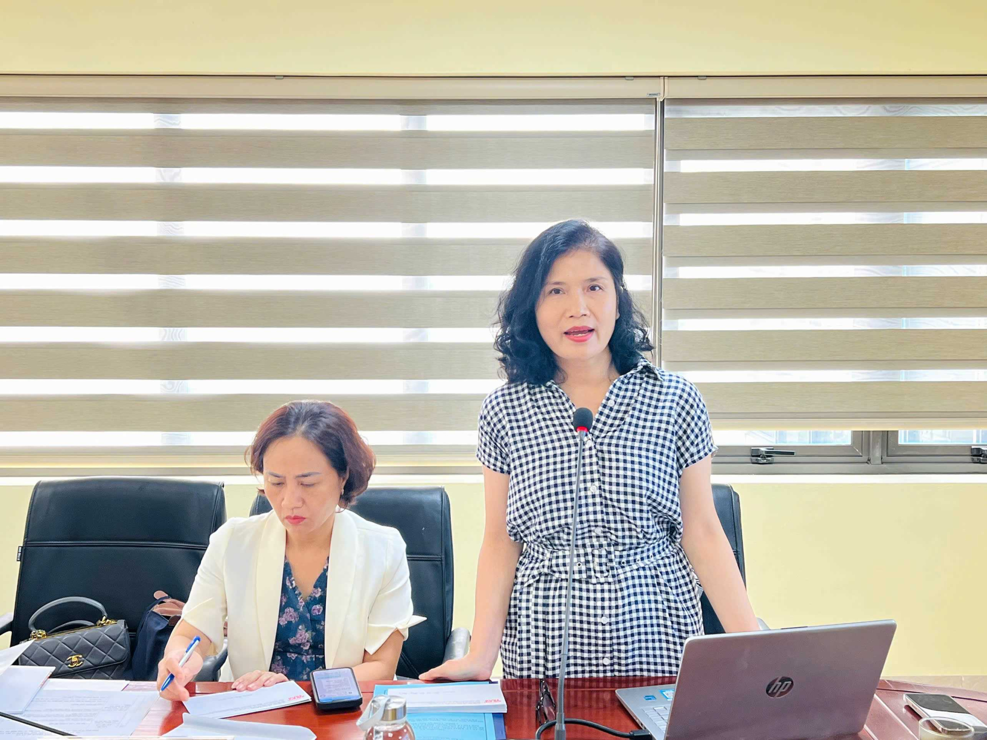 TS. Hoàng Thị Bình trình bày kết quả nghiên cứu về bảo tồn lễ hội Đình – Miếu Cái Chiên tại phiên nghiệm thu nhiệm vụ khoa học và công nghệ cấp tỉnh ngày 29/6/2026. Ảnh: Mỹ Phương/Trung tâm Ứng dụng KH-CN và ĐMST tỉnh Quảng Ninh.