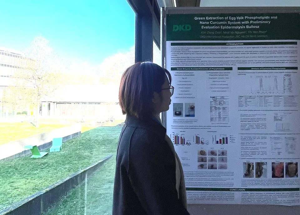 Đại diện DKD bên poster nghiên cứu về phospholipid và hệ nano curcumin tại hội nghị CRS BioBarriers ở Saarbrücken, Đức, tháng 3/2026. Ảnh: DKD.