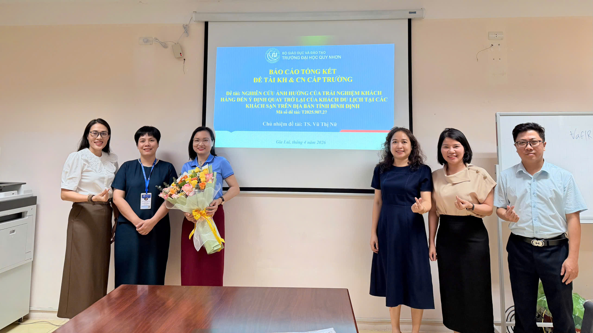 TS. GVC. Vũ Thị Nữ, thứ ba từ trái sang, cùng các thành viên tại buổi nghiệm thu đề tài tháng 4/2026. Ảnh: Khoa Tài chính - Ngân hàng và Quản trị kinh doanh, Trường Đại học Quy Nhơn.