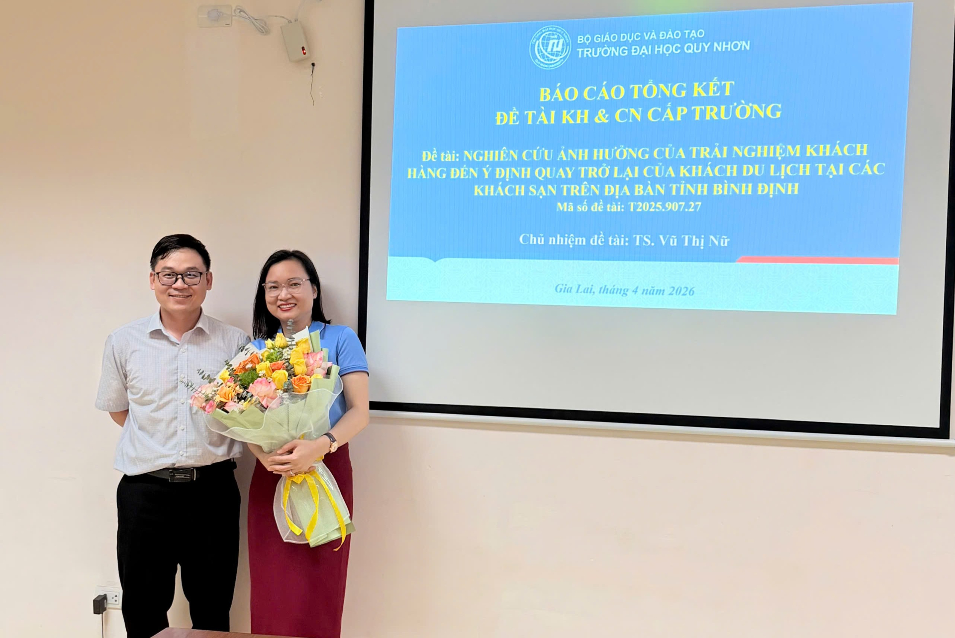 TS. GVC. Vũ Thị Nữ tại buổi nghiệm thu đề tài nghiên cứu về trải nghiệm khách hàng và ý định quay trở lại khách sạn, tháng 4/2026. Ảnh: Khoa Tài chính - Ngân hàng và Quản trị kinh doanh, Trường Đại học Quy Nhơn.