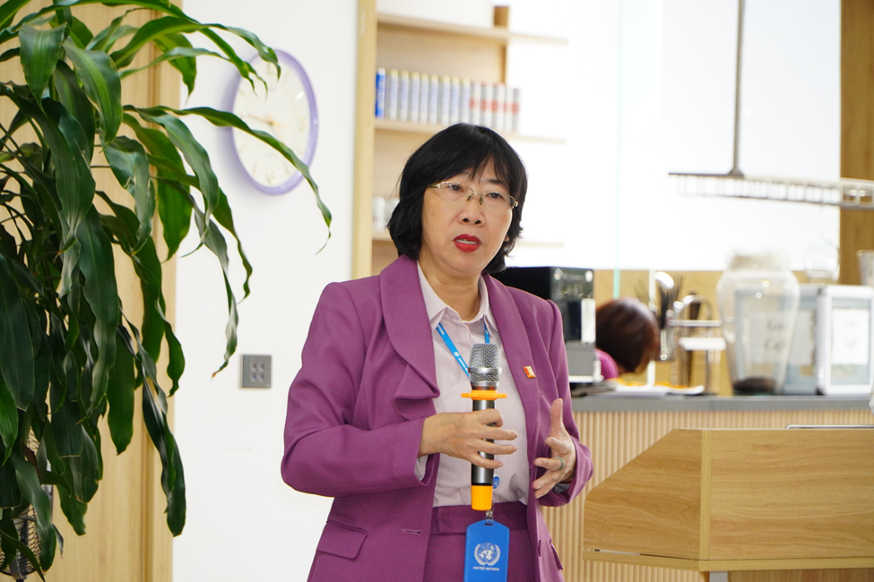 PGS.TS. Hoàng Thị Thu Hương tại seminar về ứng dụng ảnh siêu phổ và trí tuệ nhân tạo trong đánh giá biochar, tháng 3/2026. Ảnh: Trường Hóa và Khoa học Sự sống, Đại học Bách khoa Hà Nội.
