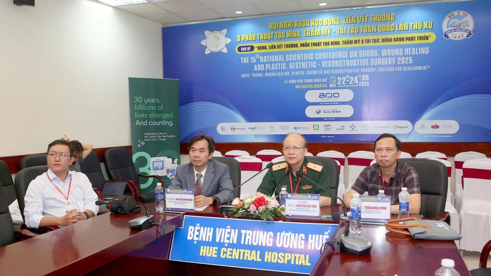 Hội nghị Khoa học toàn quốc về bỏng, liền vết thương, phẫu thuật tạo hình và tái tạo tại Bệnh viện Trung ương Huế tháng 5/2025, nơi dữ liệu ứng dụng gel sinh học của DKD trong chăm sóc vết thương được trình bày. Ảnh: DKD.