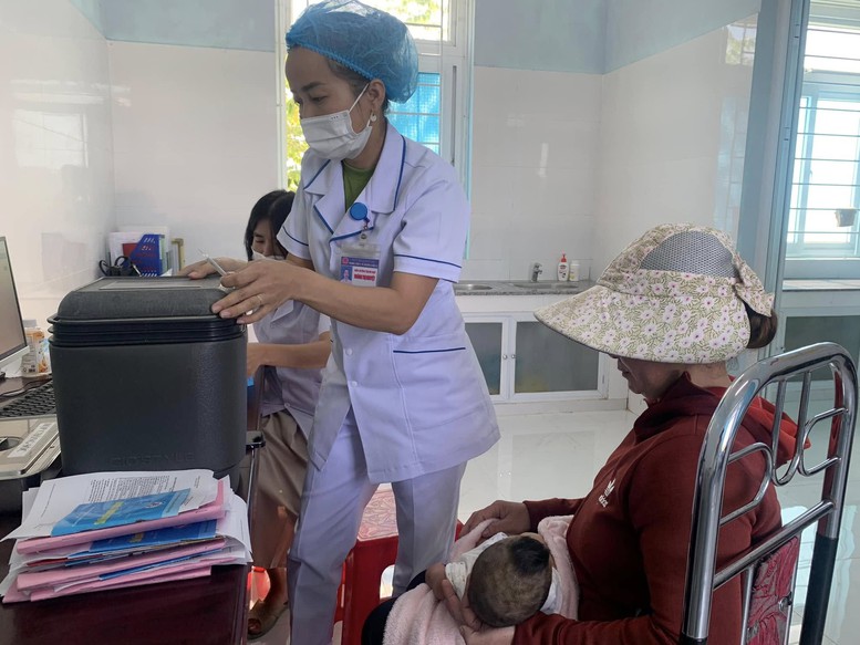 Nhân viên y tế trong hoạt động chuyên môn. Mức phụ cấp mới phụ thuộc vị trí việc làm, công việc được phân công và mức độ thường xuyên thực hiện. Ảnh: Chinhphu.vn/HM.