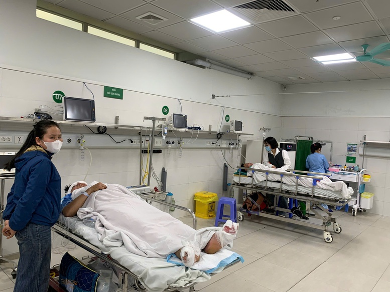 Hoạt động chăm sóc người bệnh tại cơ sở y tế. Cùng là nhân viên y tế nhưng mức phụ cấp có thể khác nhau tùy vị trí và công việc thường xuyên được phân công. Ảnh: VGP/HM.