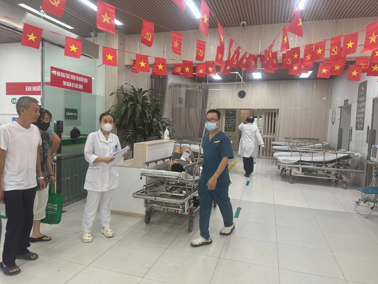Nhân viên y tế làm việc tại khu vực chăm sóc người bệnh. Nghị định 350/2026/NĐ-CP xác định phụ cấp ưu đãi nghề theo vị trí việc làm và công việc thực tế. Ảnh: VGP/HM.