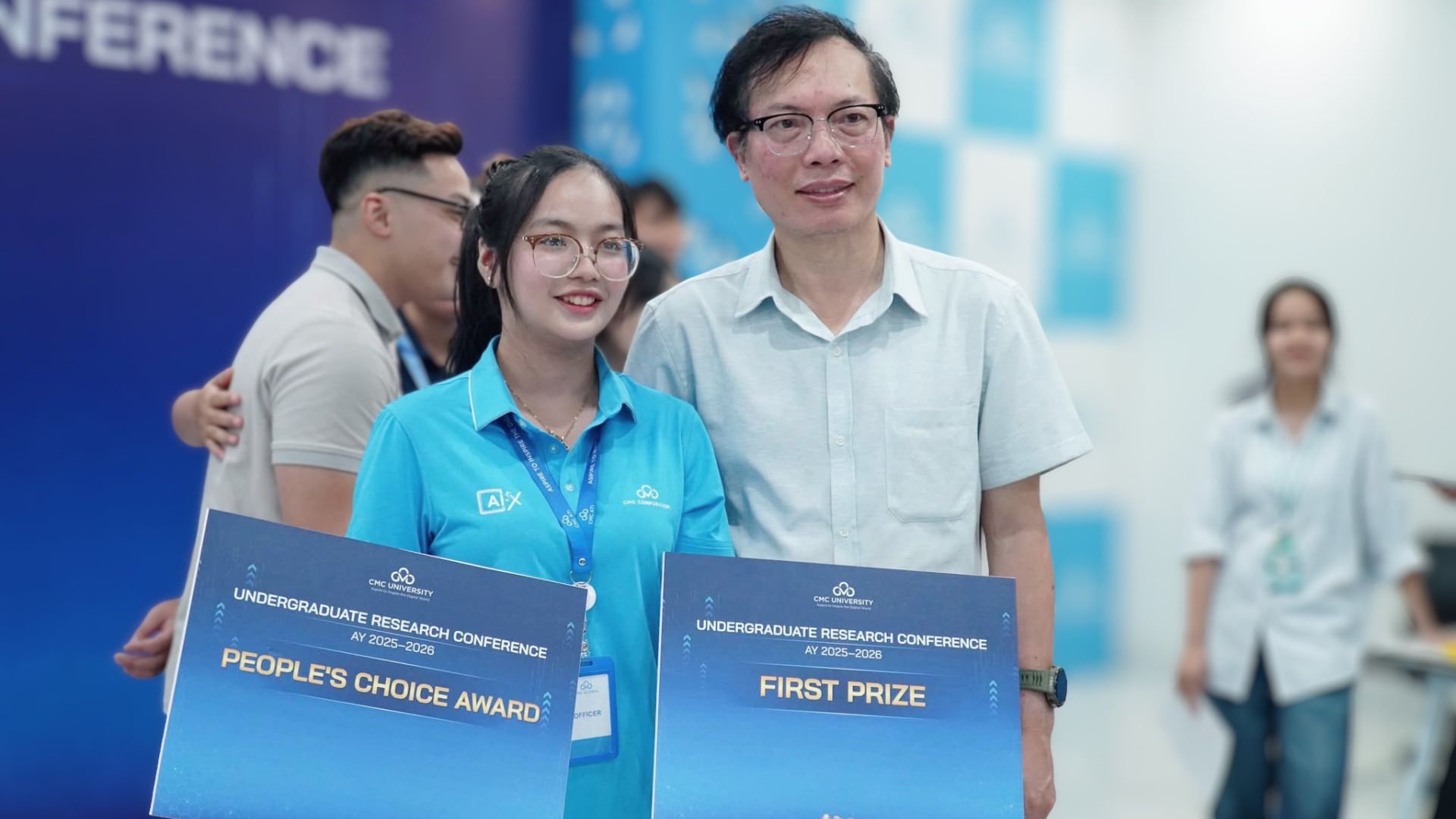  Sinh viên Lê Thị Hương Ly tại Hội nghị Sinh viên Nghiên cứu khoa học Trường Đại học CMC năm học 2025–2026. Đề tài LegalQA do cô cùng Nguyễn Quang Hà thực hiện nhận giải Nhất và giải Ấn tượng. Ảnh: Trường Đại học CMC.