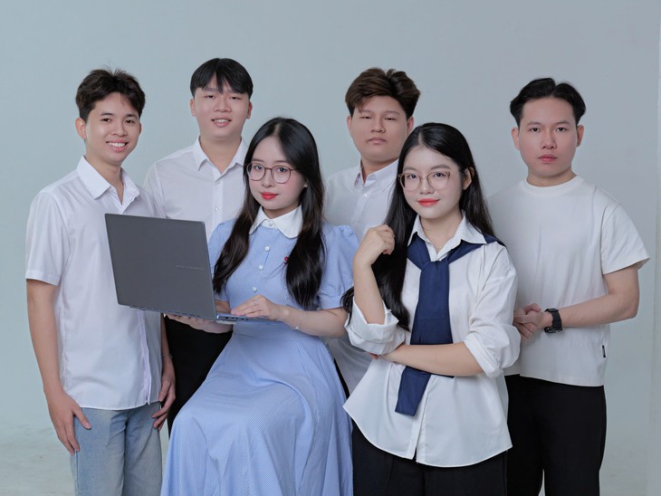 Sáu sinh viên Đại học FPT cơ sở TP.HCM tham gia phát triển nền tảng BeeWise. Ảnh: Nhân vật cung cấp/Tuổi Trẻ.