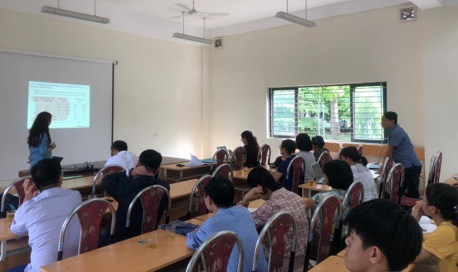 PGS.TS. Bùi Thị Thu Hương trình bày nghiên cứu về cây lily Sa Pa tại seminar Khoa Công nghệ sinh học năm 2023.