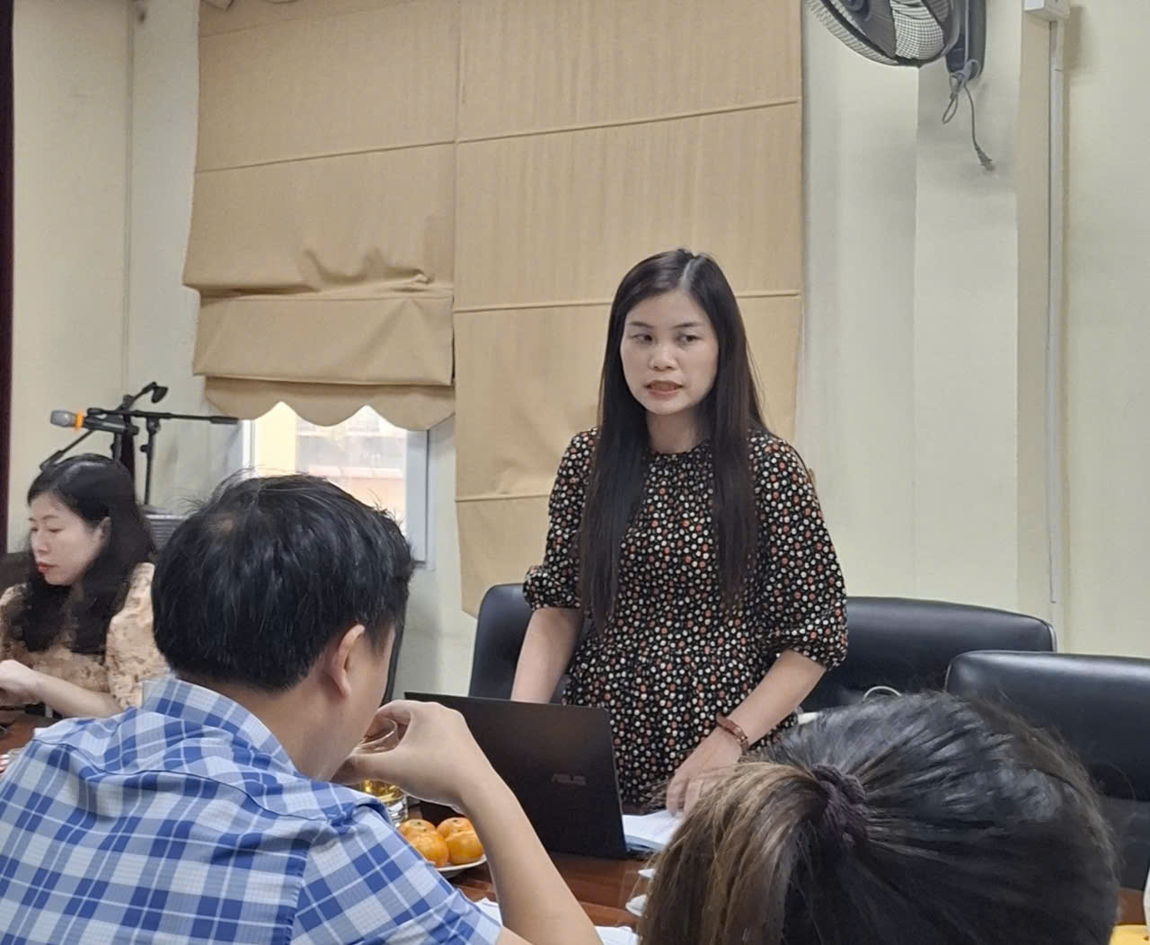 ThS. Nguyễn Thị Huệ báo cáo tại đợt nghiệm thu đề tài cấp cơ sở năm 2024 của Viện Nghiên cứu Con người. Năm đó, bà chủ nhiệm nghiên cứu về kỹ năng số của người lao động Việt Nam. Nguồn: Viện Nghiên cứu Con người, Gia đình và Giới.