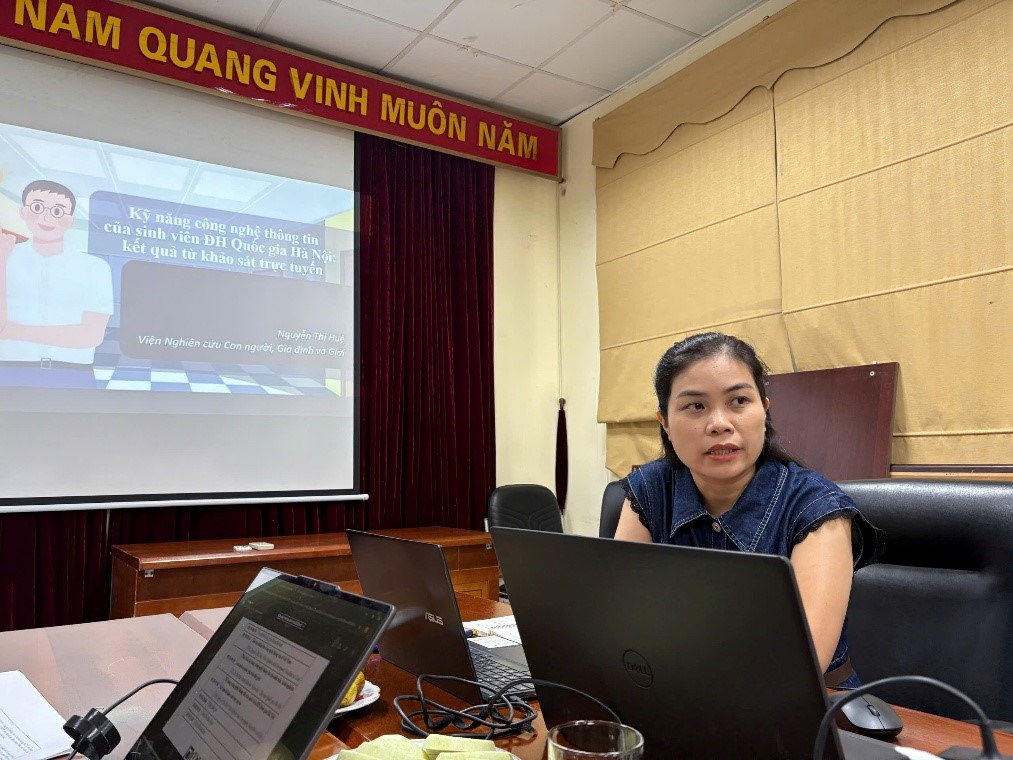 ThS. Nguyễn Thị Huệ trình bày kết quả khảo sát về kỹ năng công nghệ thông tin của sinh viên Đại học Quốc gia Hà Nội. Ảnh: Lê Thị Liễu Hạnh/Viện Nghiên cứu Con người, Gia đình và Giới.