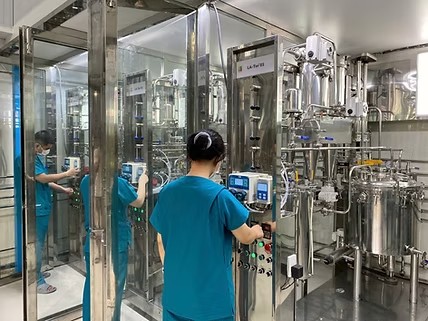 Một cấu hình F2-LATOR dùng cho lên men sản xuất vi sinh. Thiết bị được thiết kế khép kín theo module và tích hợp cơ chế tách khí - bọt hai bước. Ảnh: LAB2LIFE.