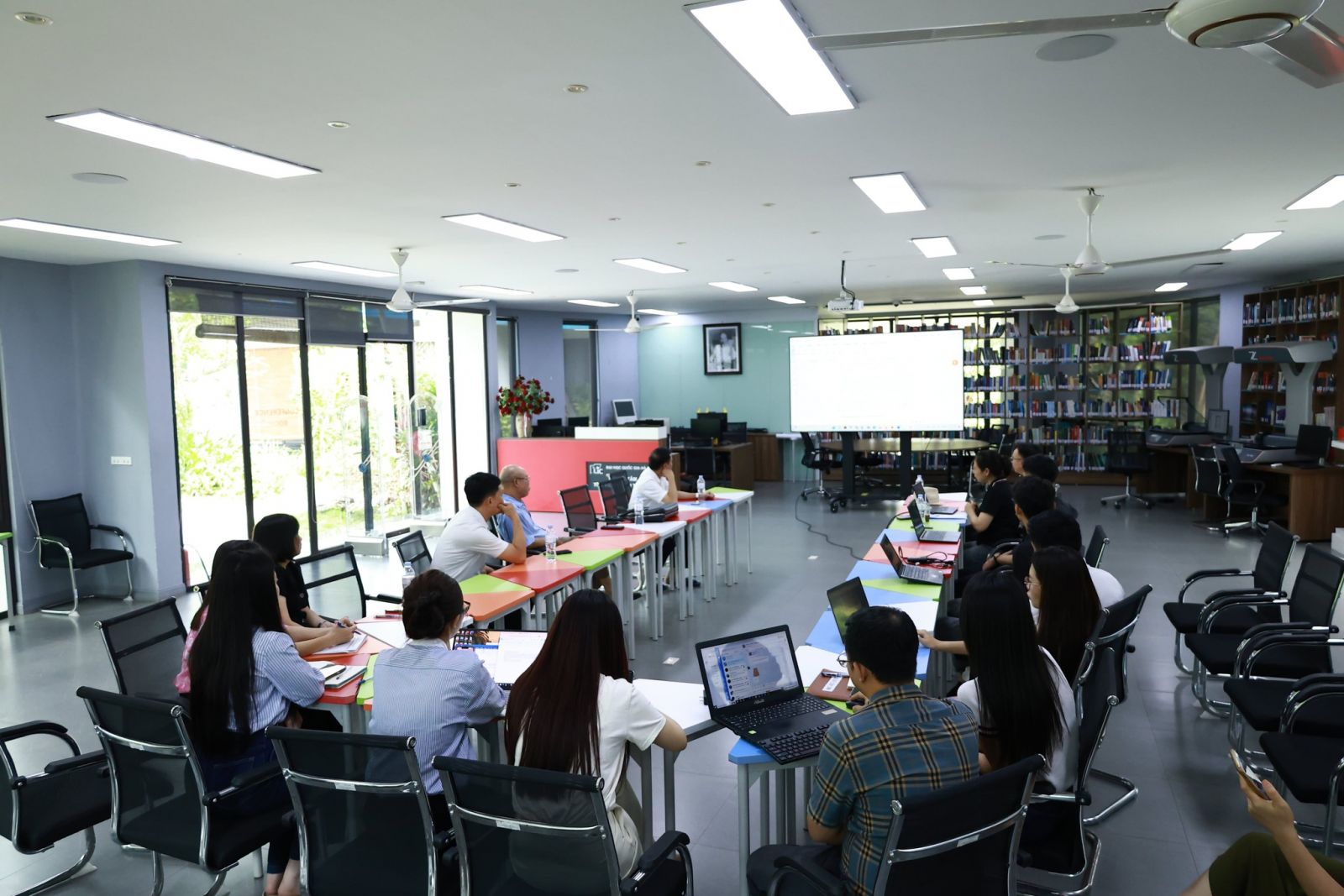 Buổi góp ý chuyên môn cho nghiên cứu về quản lý tri thức số tại Trung tâm Thư viện và Tri thức số, Đại học Quốc gia Hà Nội, ngày 17/9/2025. Ảnh: Trung tâm Thư viện và Tri thức số, Đại học Quốc gia Hà Nội.