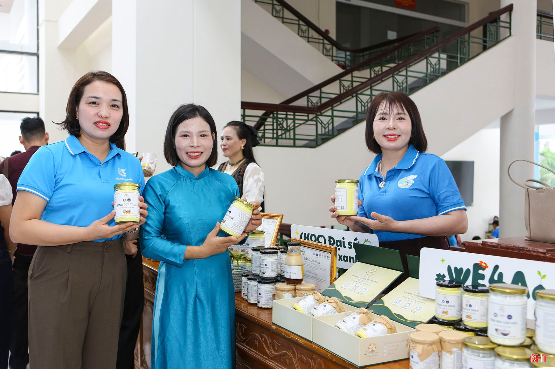 Giám đốc Võ Thị Thu Hằng (thứ hai từ trái sang) cùng cán bộ Hội Liên hiệp Phụ nữ xã Tứ Mỹ giới thiệu sản phẩm của HTX Nông sản dược liệu Thu Hằng tại Ngày hội Phụ nữ khởi nghiệp Hà Tĩnh năm 2026. Ảnh: Báo Hà Tĩnh.