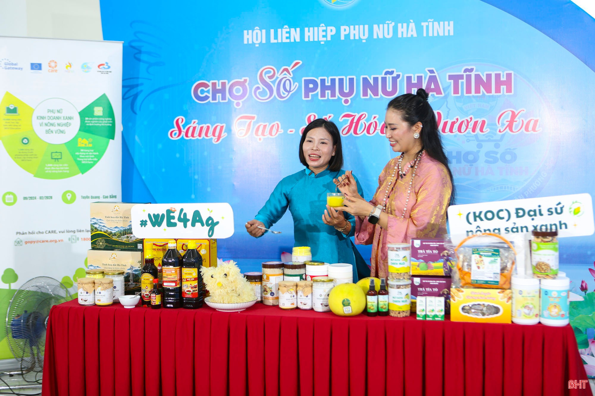 Giám đốc Võ Thị Thu Hằng tham gia livestream giới thiệu sản phẩm của hợp tác xã tại Ngày hội Phụ nữ khởi nghiệp Hà Tĩnh năm 2026. Ảnh: Báo Hà Tĩnh.