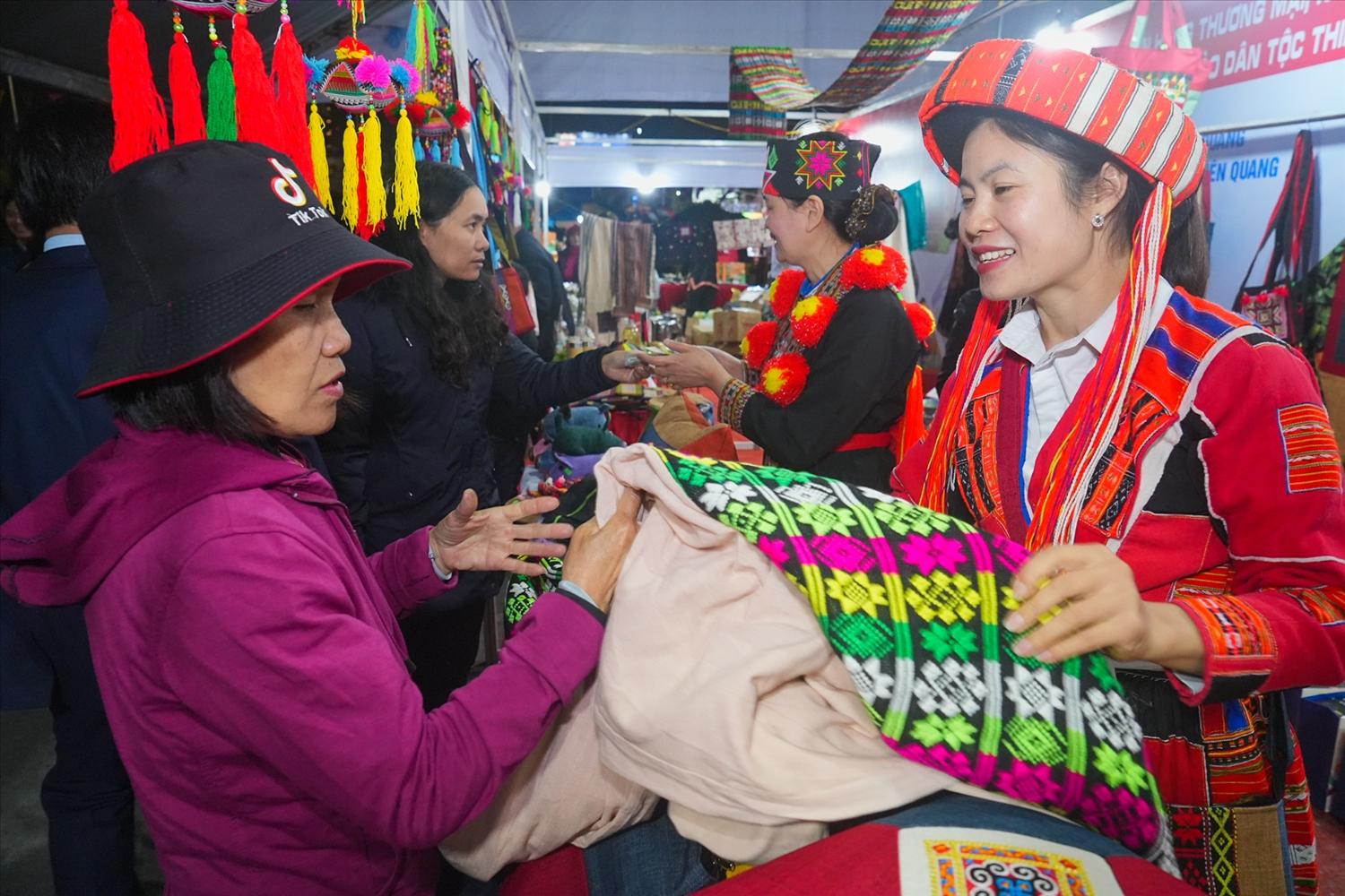 Giới thiệu sản phẩm tại Hội chợ triển lãm sản phẩm công nghiệp nông thôn tiêu biểu khu vực phía Bắc năm 2026 ở Hải Phòng. Ảnh: Cục Công nghiệp, Bộ Công Thương.