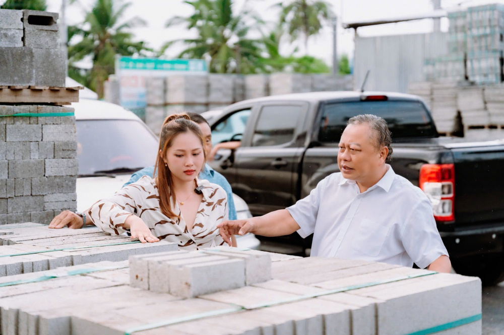Bà Trần Nhụy Lan Thảo (bên trái), Giám đốc Công ty TNHH Sản xuất gạch không nung Vĩnh Long Phước, giới thiệu sản phẩm của doanh nghiệp tại Vĩnh Long. Doanh nghiệp được hỗ trợ đầu tư dây chuyền sản xuất từ chương trình khuyến công quốc gia năm 2025. Ảnh: Hoàng Dương/Tạp chí Công Thương.