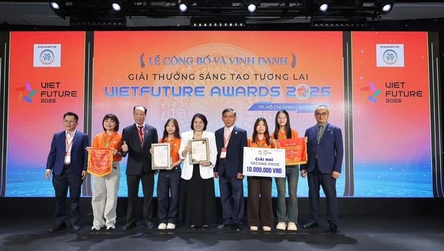 Nhóm thực hiện Thôn Quỷ Dạ tại lễ trao Giải thưởng Sáng tạo tương lai năm 2026. Ảnh: FPT Polytechnic/Báo Thanh Niên.