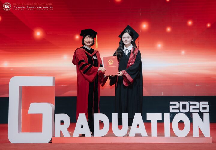 Cử nhân Lê Thị Thùy Trang nhận bằng tốt nghiệp tại Trường Đại học Ngoại thương năm 2026. Ảnh: NVCC/VTC News.