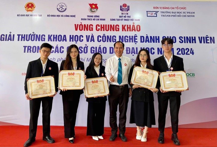 Nhóm nghiên cứu có Lê Thị Thùy Trang tham gia tại vòng chung khảo Giải thưởng Khoa học và Công nghệ dành cho sinh viên đại học năm 2024. Ảnh: NVCC/VTC News.