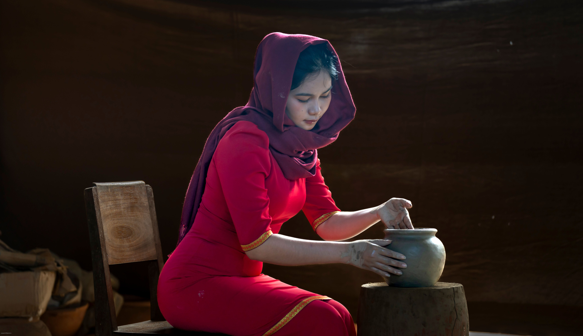 Một phụ nữ thực hiện công đoạn tạo hình sản phẩm gốm tại Việt Nam. Ảnh minh họa hoạt động nghề thủ công. Ảnh: Quang Nguyen Vinh/Pexels.