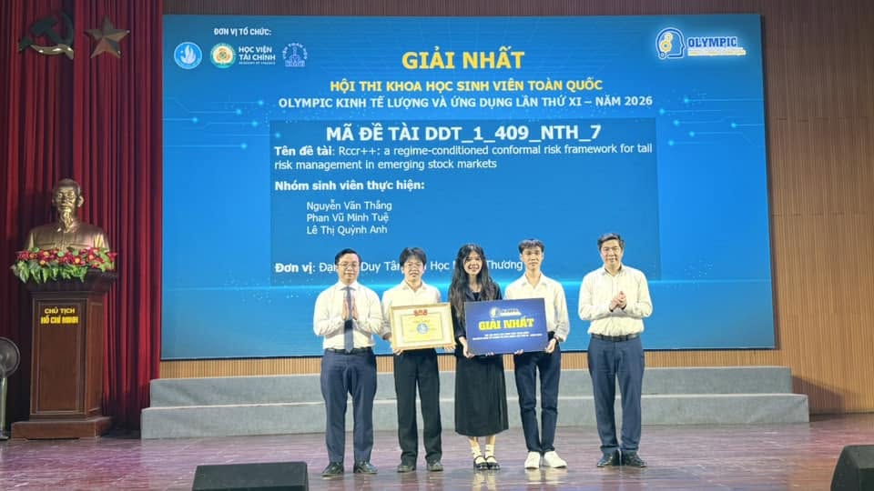 Sinh viên Lê Thị Quỳnh Anh cùng nhóm nghiên cứu RCCR++ nhận giải Nhất tại Hội thi Olympic Kinh tế lượng và Ứng dụng năm 2026. Ảnh: Đại học Duy Tân.