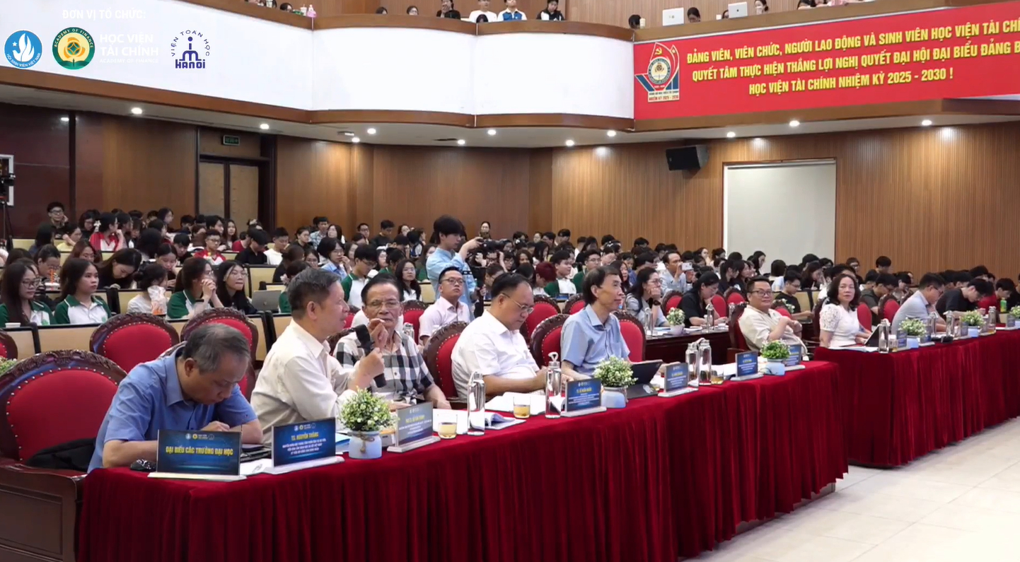 Hội đồng giám khảo trong hoạt động nhận xét, phản biện tại vòng chung khảo Hội thi Olympic Kinh tế lượng và Ứng dụng năm 2026. Ảnh: Đại học Duy Tân.