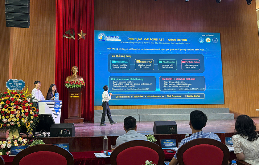 Nhóm sinh viên trình bày mô hình RCCR++ tại vòng chung khảo Olympic Kinh tế lượng và Ứng dụng năm 2026. Ảnh: Đại học Duy Tân.