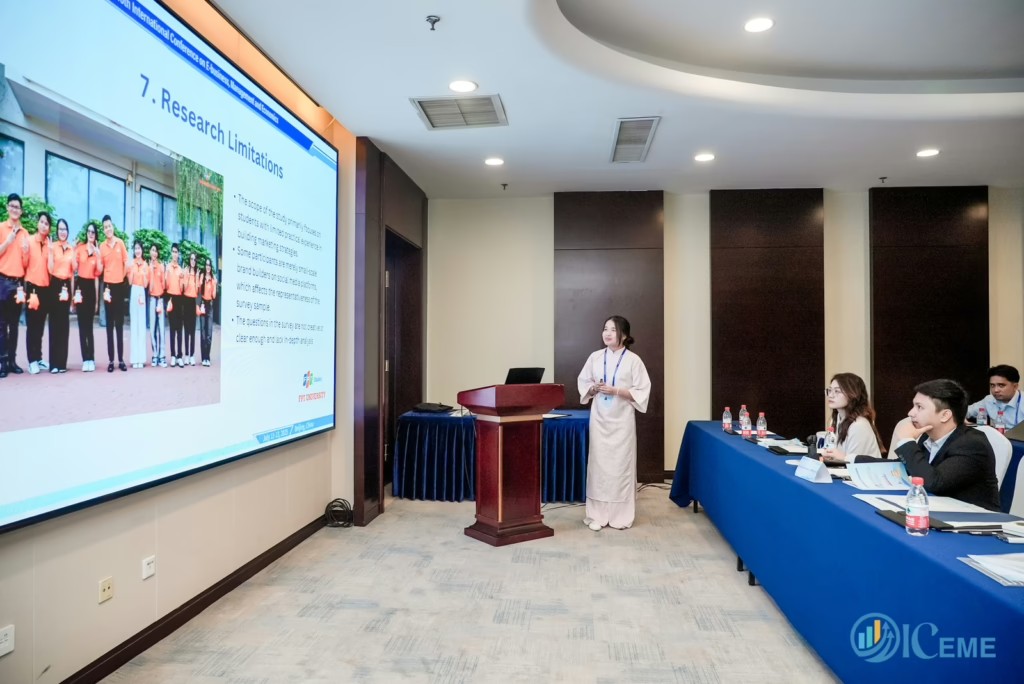 Sinh viên Nguyễn Thị Tiền Giang trình bày nghiên cứu về hành vi học trực tuyến tại hội nghị IC4E 2025. Nguồn: Trường Đại học FPT.