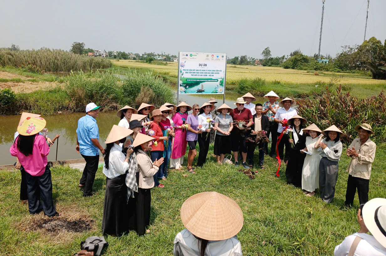 Các đại biểu và người dân tại khu vực triển khai dự án hoa súng ở Phước Trung, phường Hội An, tháng 4/2026. Ảnh: Trường Đại học Sư phạm – Đại học Đà Nẵng.