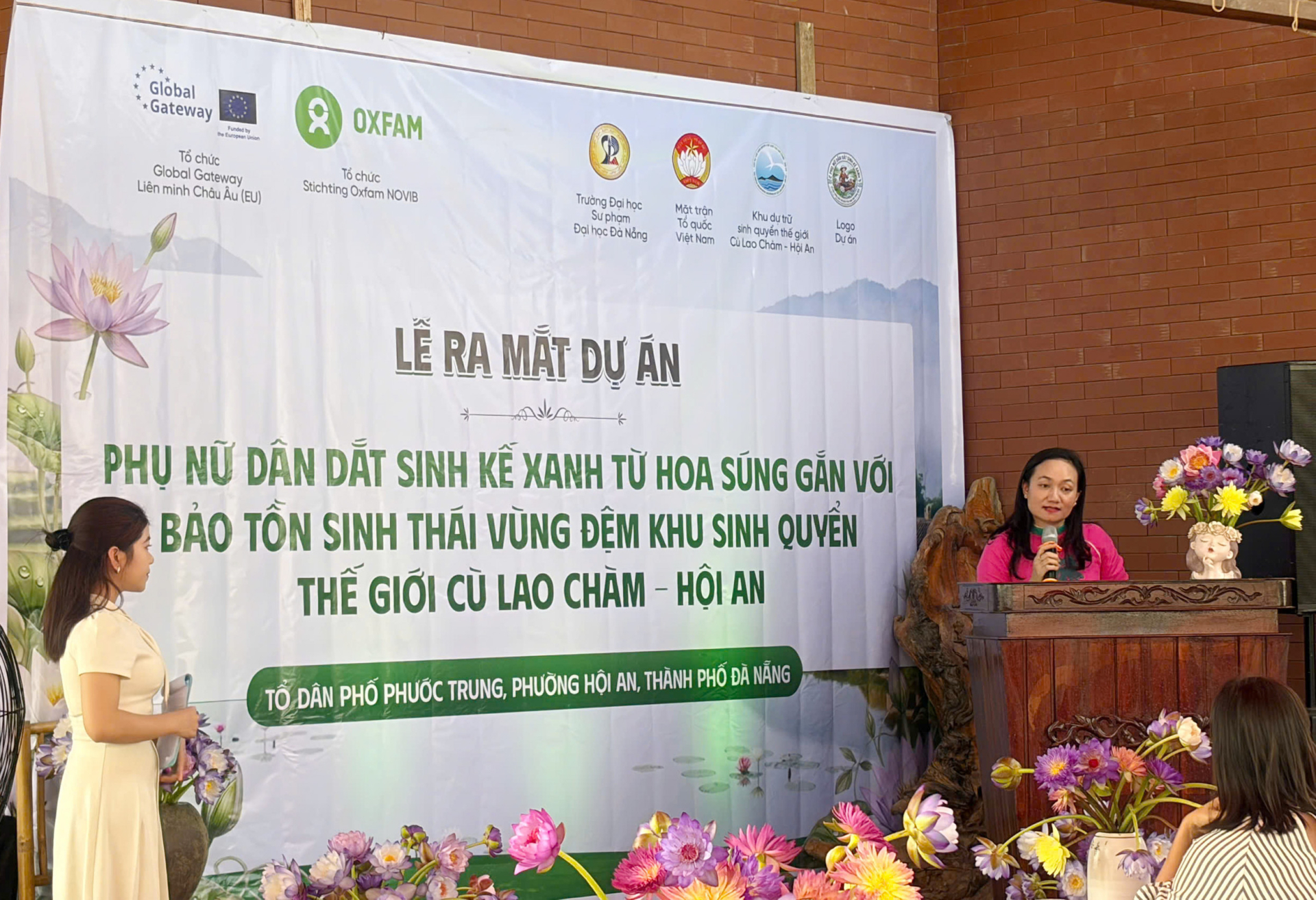 TS. Nguyễn Thu Trang, Trưởng ban điều hành dự án sinh kế xanh từ hoa súng, phát biểu tại lễ ra mắt ngày 22/4/2026 ở Hội An. Ảnh: Trường Đại học Sư phạm – Đại học Đà Nẵng.