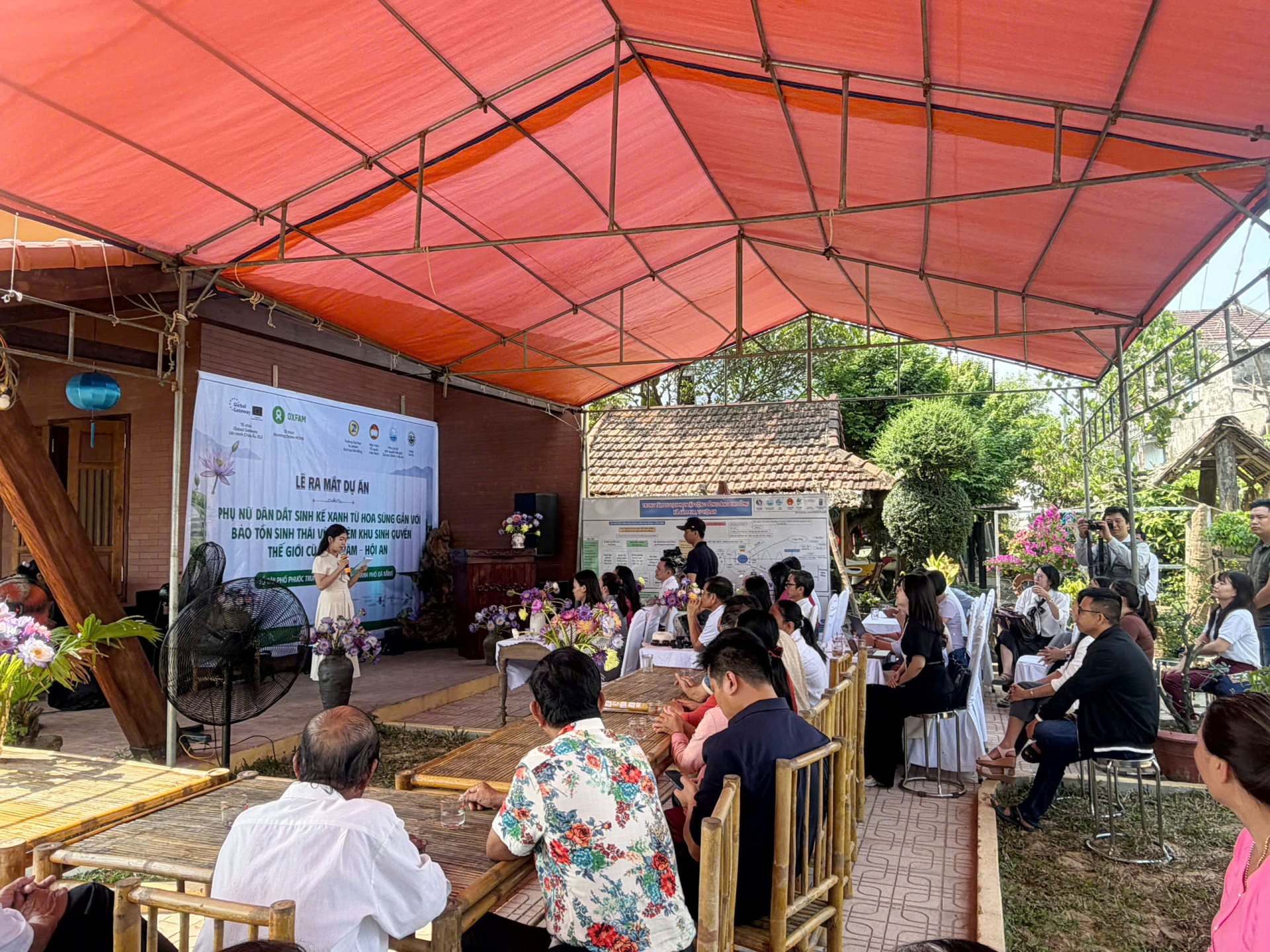 Đại diện các đơn vị và cộng đồng tham dự lễ ra mắt dự án sinh kế xanh từ hoa súng tại Hội An. Ảnh: Trường Đại học Sư phạm – Đại học Đà Nẵng.