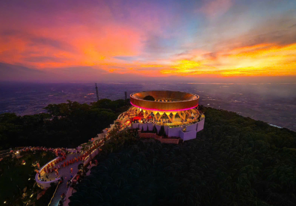 Cận cảnh tôn tượng “Đức Phật đến từ quá khứ” mới an vị tại núi Bà Đen, Tây Ninh