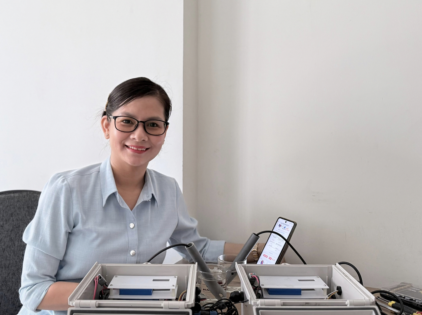   Th.S. Nguyễn Thị Nhật Quỳnh trong phòng kiểm chuẩn chỉ số đo độ mặn  