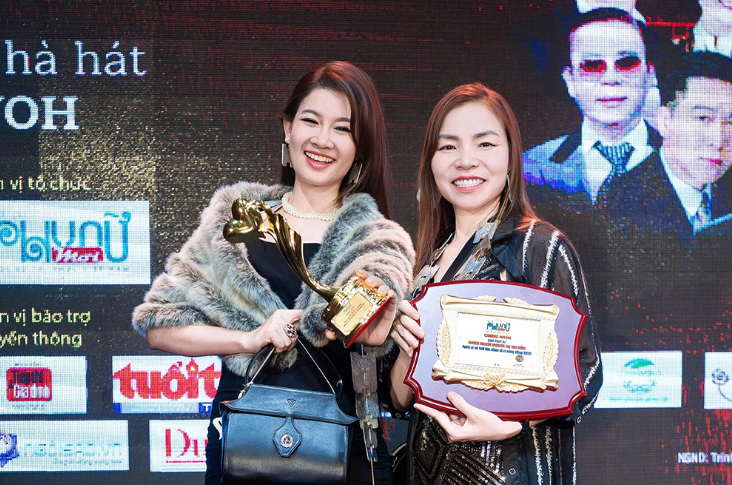 Khi được mời phát biểu tại buổi lễ, Hiente Nguyen đã có những lời chia sẻ khiến nhiều người xúc động. Không phải một bài diễn văn chuẩn bị kỹ lưỡng, mà là những câu nói mộc mạc, đi thẳng từ trải nghiệm cá nhân. “Danh hiệu này làm tôi hạnh phúc, nhưng cũng khiến tôi thấy mình cần sống có trách nhiệm hơn nữa”, chị nói. “Tôi luôn tin rằng nghệ sĩ không chỉ sáng tạo cho bản thân mình. Mỗi tác phẩm, mỗi hành động đều có thể tác động đến người khác, dù nhỏ thôi. Nếu chúng ta làm được điều gì đó tốt hơn cho môi trường, cho cộng đồng, thì nghệ thuật đã không vô nghĩa”.