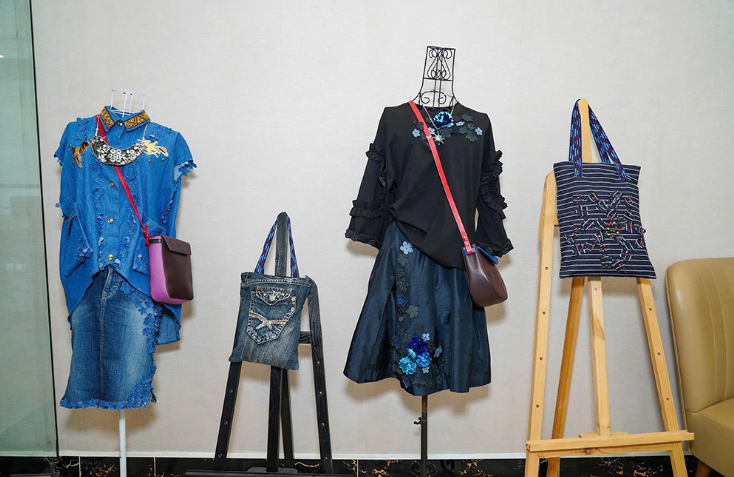 Ở đó, Hiente Nguyen không đứng trên bục giảng. Chị ngồi cùng người tham gia, cắt may, khâu vá, kể những câu chuyện rất đời về hành trình của một chiếc áo cũ, một chiếc túi bị bỏ quên. “Khi tự tay làm lại một món đồ, bạn sẽ không nỡ vứt nó đi lần nữa”, chị nói. Đó là cách chị gieo mầm cho tiêu dùng tỉnh thức, chậm rãi nhưng bền bỉ.