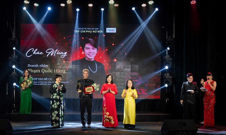Danh hiệu được Phó Trưởng ban Tuyên giáo và Dân vận TP. Hồ Chí Minh Đinh Thị Thanh Thủy cùng nhà văn Chu Thị Thu Hằng – Tổng Biên tập Tạp chí Phụ Nữ Mới trực tiếp trao tặng trong không khí trang trọng và thân tình, giữa những tràng pháo tay nồng nhiệt của đồng nghiệp, thân hữu và bạn bè trong giới nghệ thuật – doanh nhân – cộng đồng.