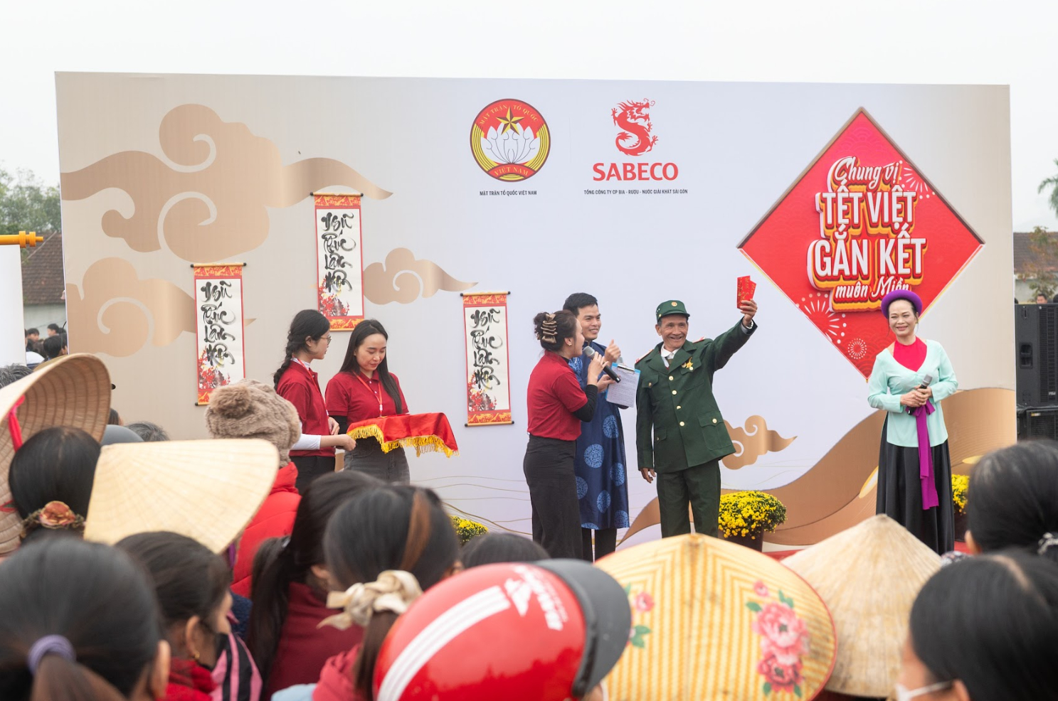 Người dân Nghệ An trải nghiệm không gian văn hóa Tết tại sự kiện “Chung Vị Tết Việt - Gắn Kết Muôn Miền”